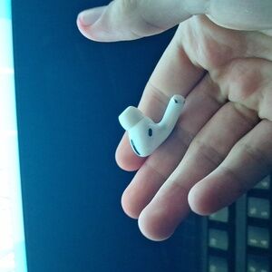 Left airpod pro